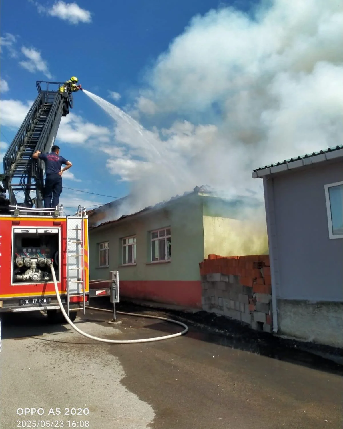 Osmanpazar Köyü’nde Yangın: 85 Yaşındaki Hüseyin Atik’in Evi Zarar Gördü