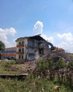 Tehlike Saçan Bina Nihayet Yıkılıyor: Mahalle Sakinleri Rahat Nefes Aldı