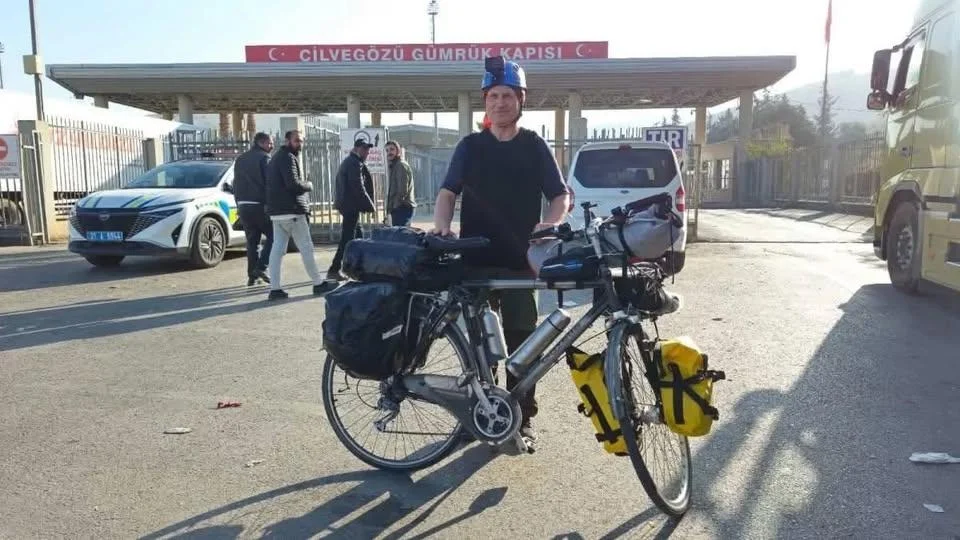 Pedallarla umre yolunda Medine’ye ulaştı