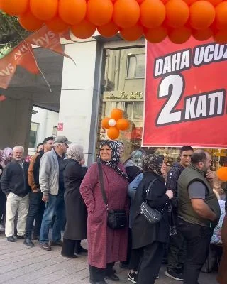 HYS Mağazasının Gönen’deki Hediye Çekilişine Yoğun İlgi: Metrelerce Kuyruk Oluştu