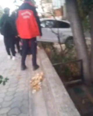 Gönen’de Korkutan Anlar: Araç Kaldırıma Çıktı